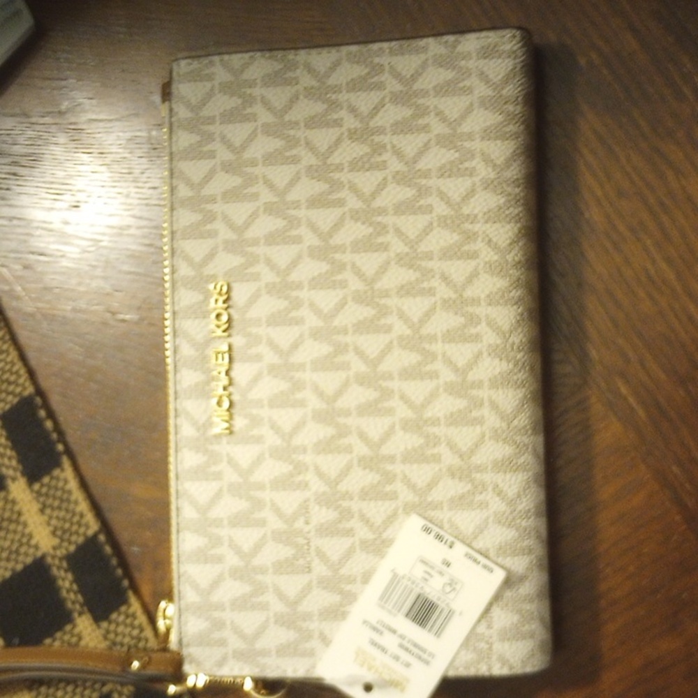 Micheal kors nwt double zip pocket snap wallet retails 198.00 jet set collection